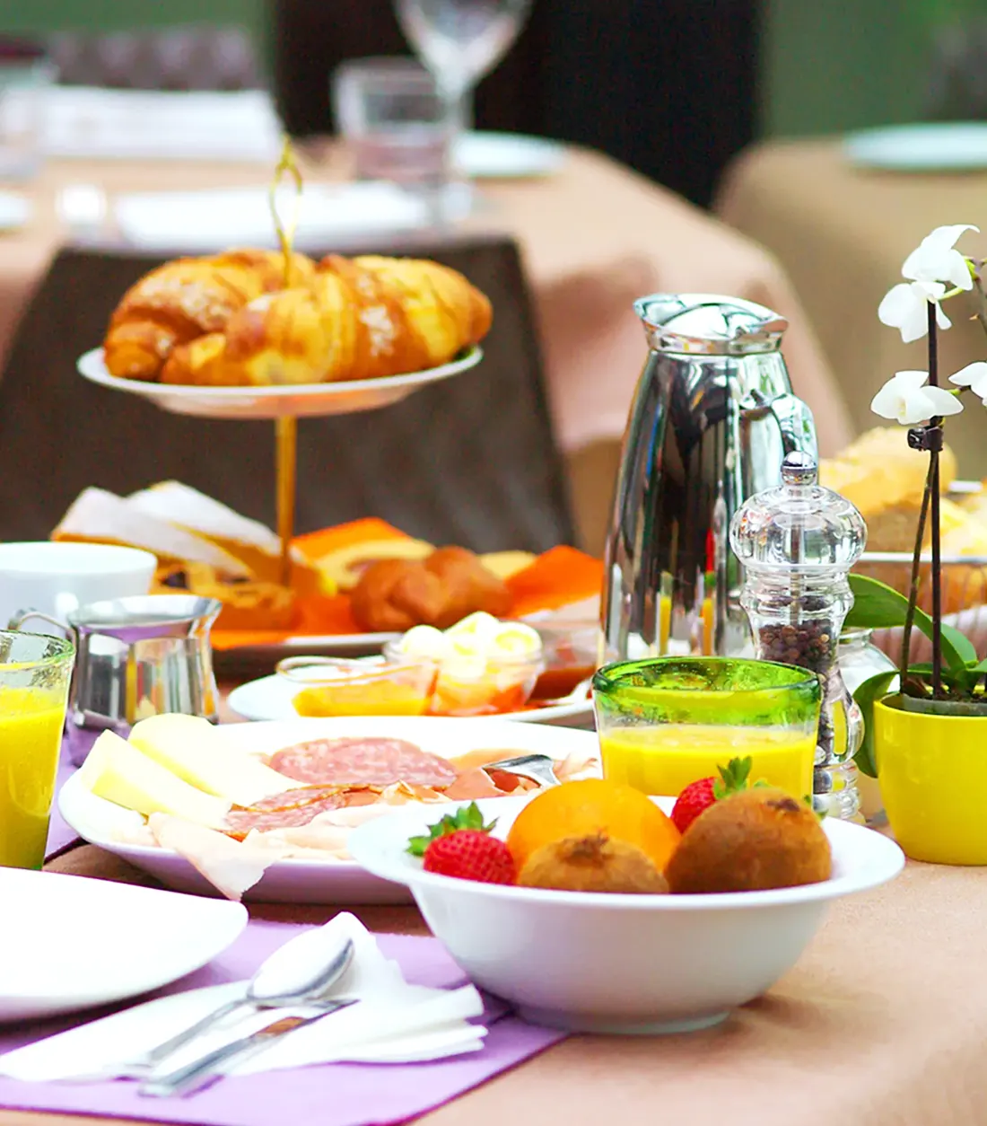 Colazione dolce e salata in riva al lago, con frutta fresca, affettati e brioche fresche Colazione geniuna e varia alla Locanda Ristorante Alla Fassa a Brenzone sul Garda
