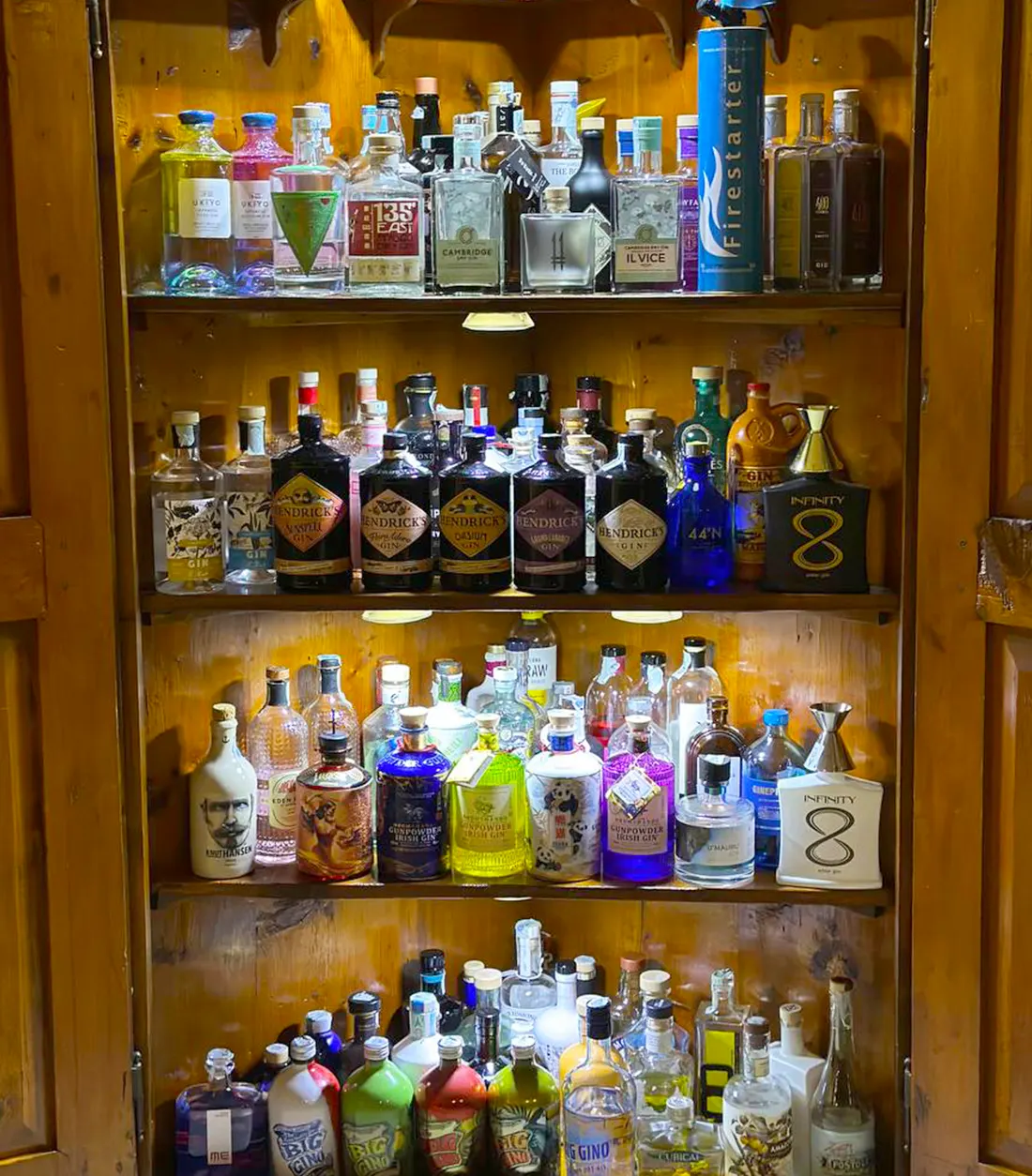 L’angoliera vintage del ristorante Alla Fassa offre più di 150 gin da tutto il mondo, dai classici ai più ricercati Vetrina Gin